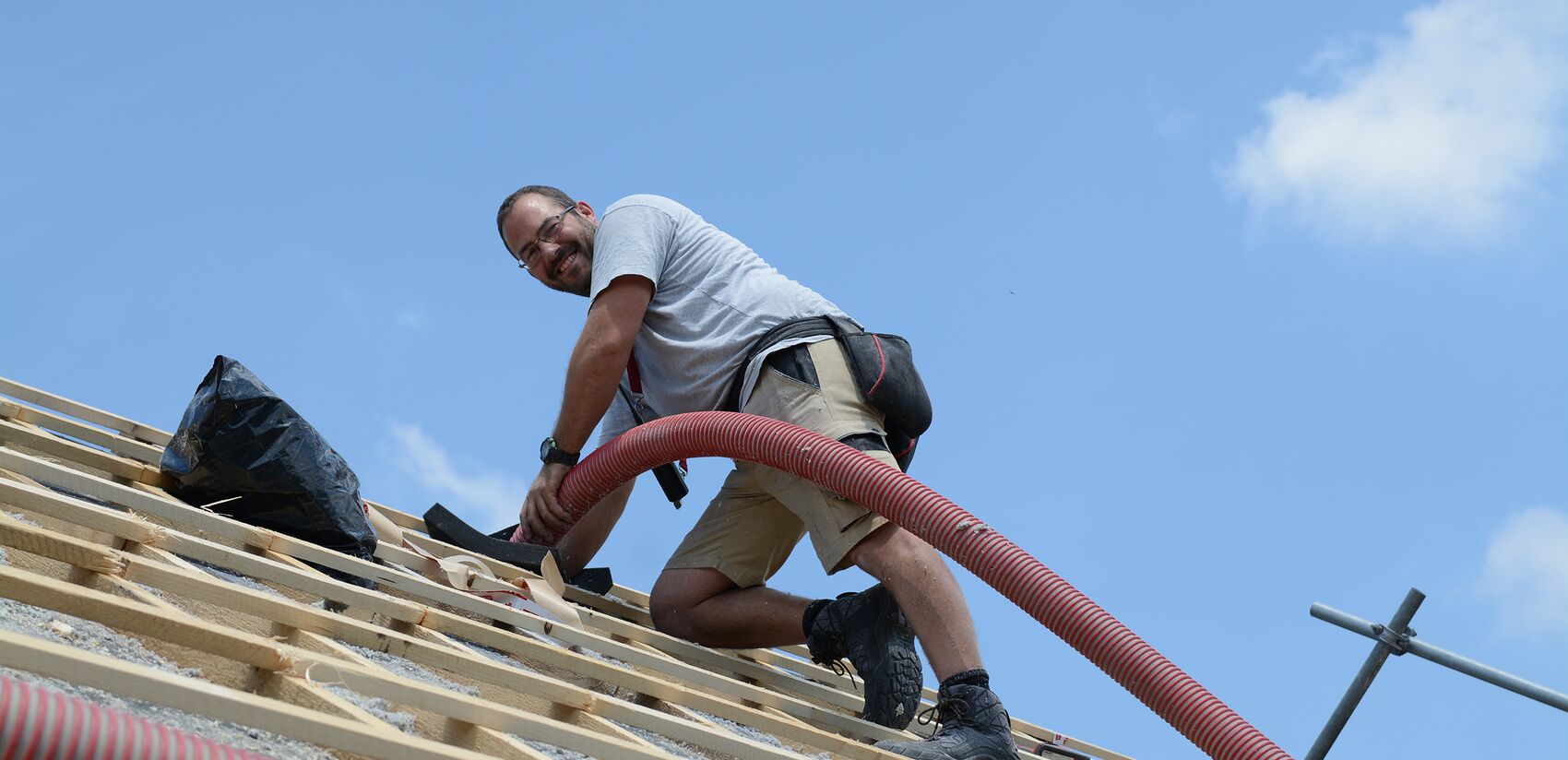 Mit dem Dämmstoff Zellulose wird das Dach energieeffizent gedämmt.